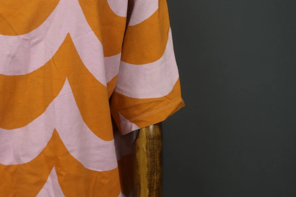 Camiseta Pullover Cuello Redondo Estampado Ondas Naranja Rosa Marimekko X Uniqlo Talla XL Foto 4 de 4