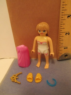 Playmobil figure MODERN WOMAN W/ BROWN HAIR IN PINK TOWEL WRAP + GOLD FLIPFLOPS