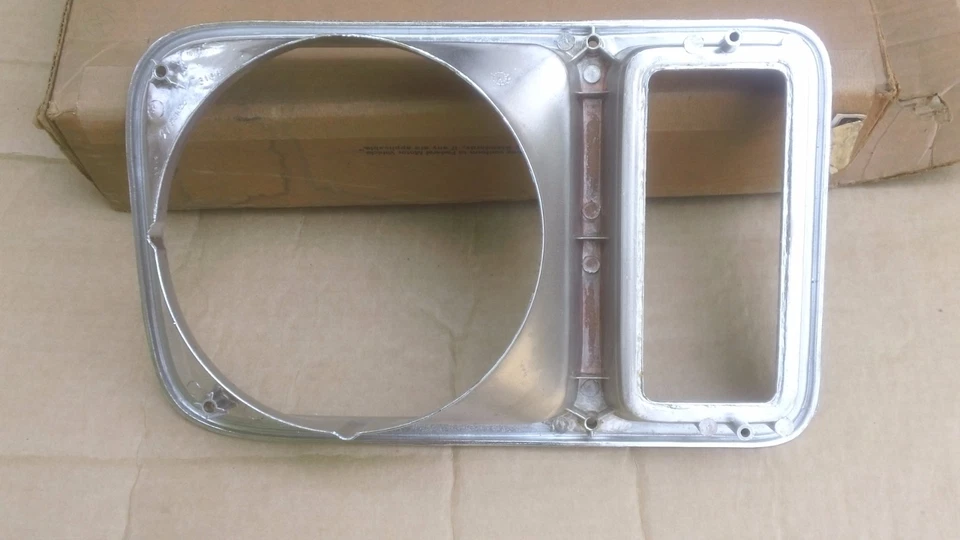  Nuevo de Lote Antiguo MoPar 1975 1976 1977 Plymouth Gran Fury lado derecho FARO BISEL 3781022 Foto 3 de 4