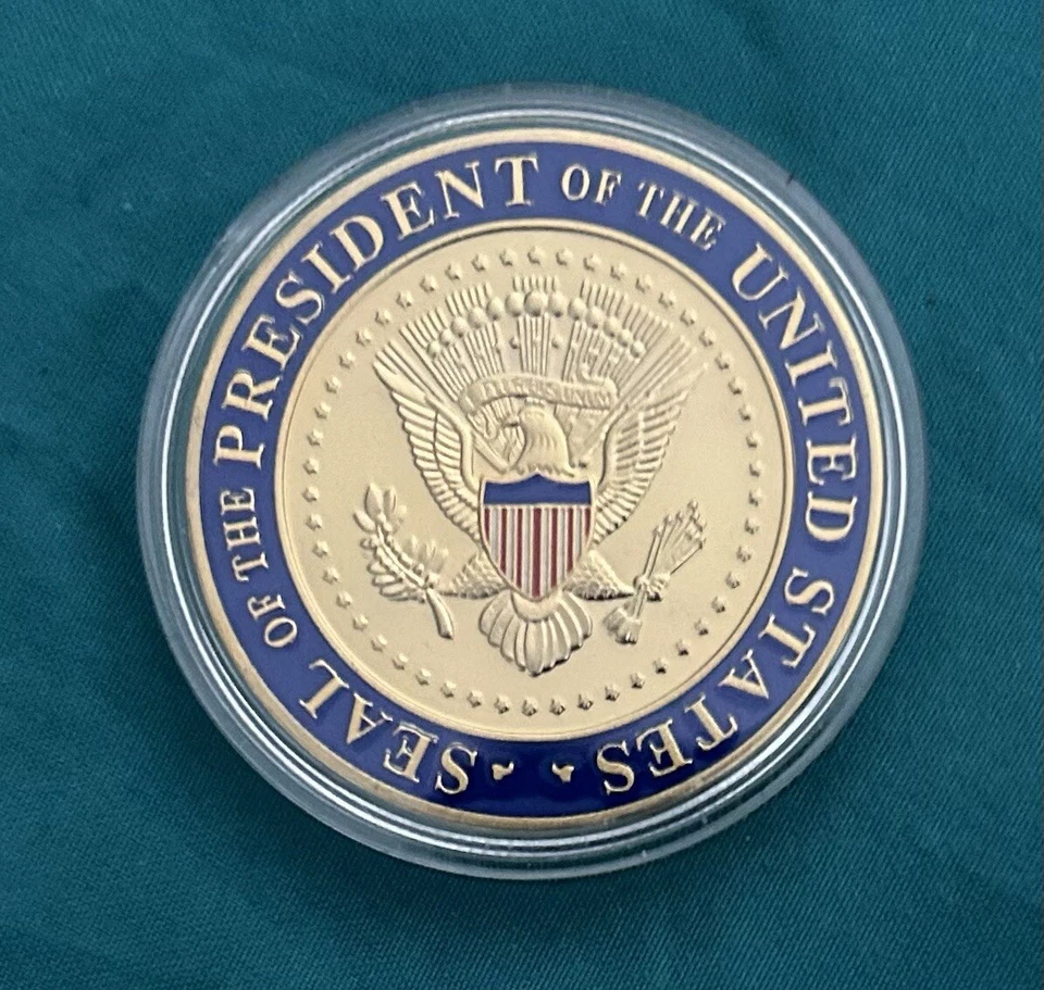 FIRMA MONEDA DESAFÍO 47º TRUMP WHITE HOUSE con CAJA DE MADERA REPUBLICANA MAGA GOP Foto 3 de 4