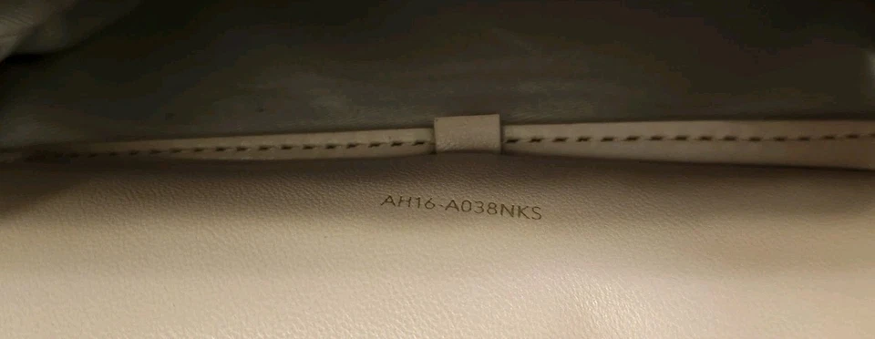 Bolso de hombro Phillip Lim 3.1 Alix $895 charol con solapa frontal beige cromo Foto 4 de 4