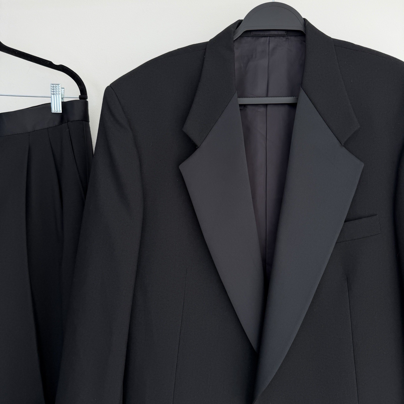 Givenchy Tuxedo Suit Mens 42R Bespoke Black Wool Satin Lapel Pleated Pants USA thumbnail 3