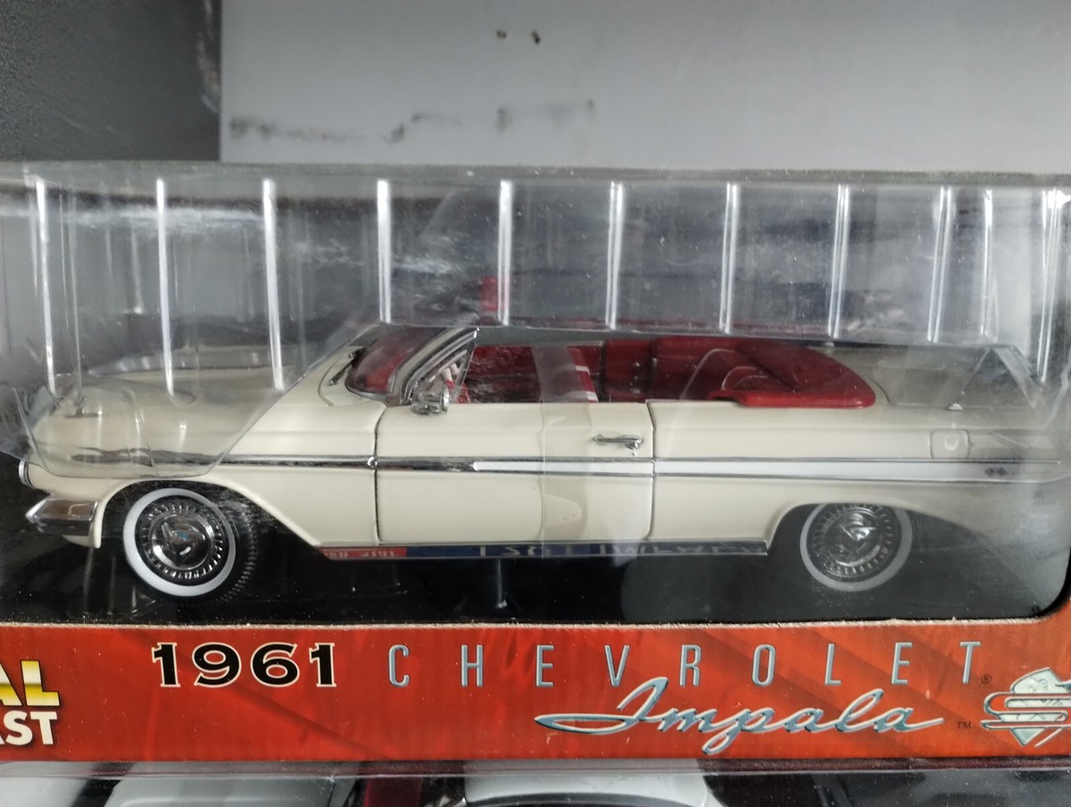 Sunstar 1961 Chevrolet Impala SS 409 Open White 1:18 scale