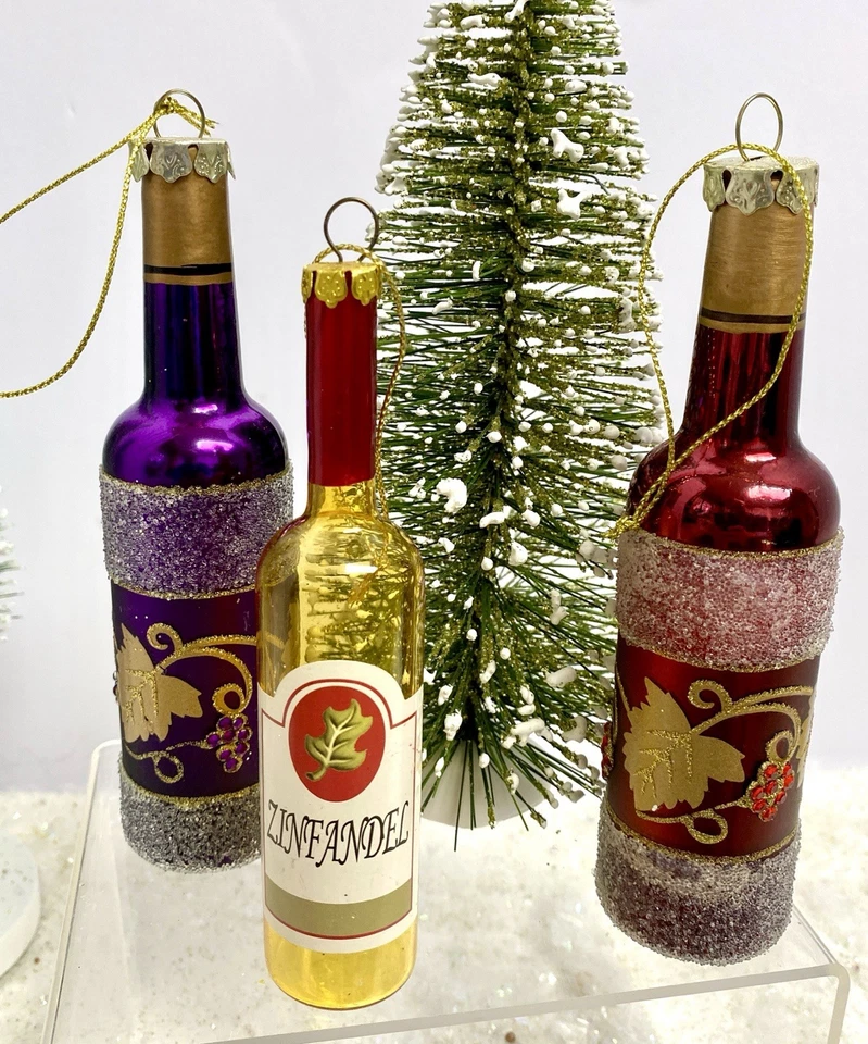Botellas de vino tinto y púrpura de copa de bodega toscana y adornos navideños Zinfandel Foto 4 de 4