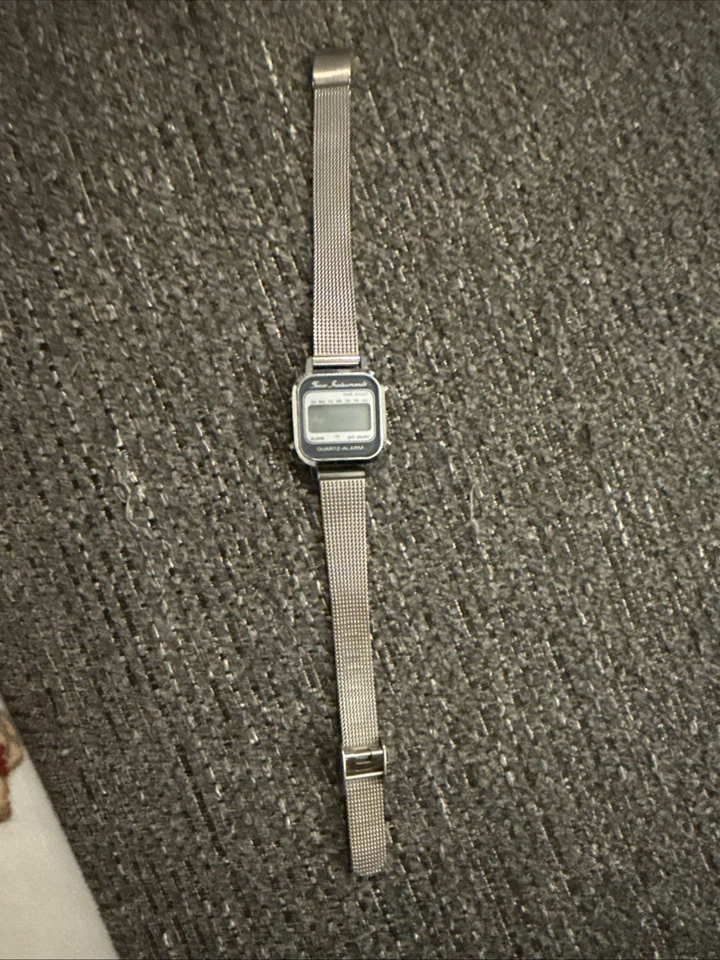 Reloj Pulsera Texas Instruments Para Mujer Digital Tono Plateado Cuarzo-Alarma  Foto 2 de 4