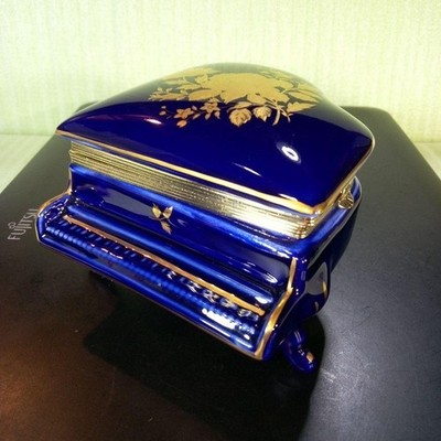 Blue piano-shaped music box with floral pattern, Kato Kogei, Greensleeves, rare