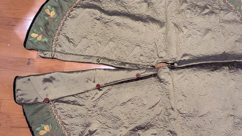 Green Embossed Velvet Embroidered Edge 52" Christmas Tree Skirt and 2 Stockings - Image 4 of 4