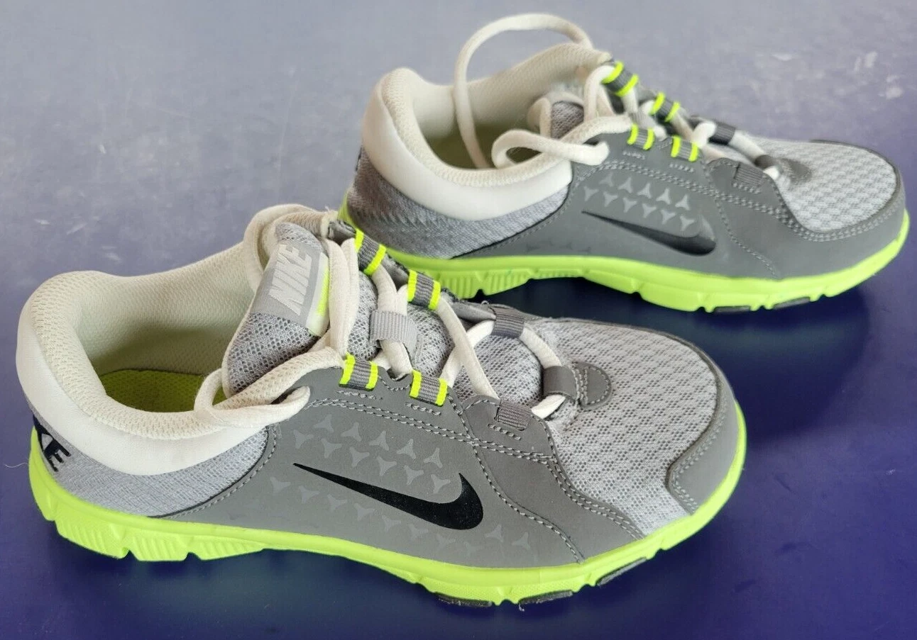 Chaussures d'entraînement Nike Flex Supreme taille 2 ans gris vert légères   à peine portées