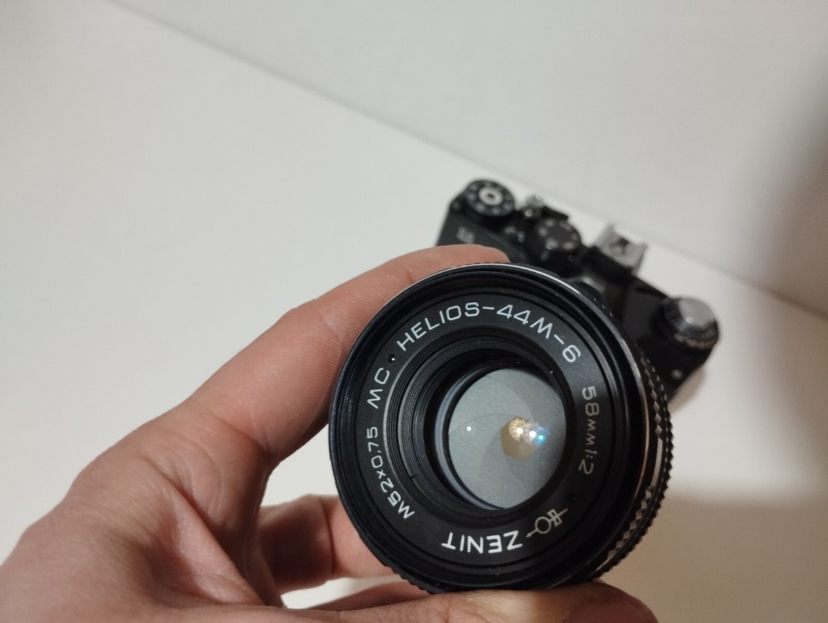 ZENIT 11・フィルムカメラ ＋ レンズhelios 58mm f2film Soviet Zenit 11 35mm SLR Film Camera with 58mm F2 Helios 44m
