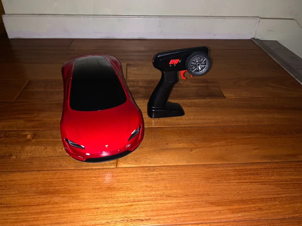 Tesla Roadster, rojo, coche con control remoto. Usado, escala 1:10 por Matttel Foto 2 de 4