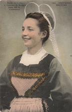 29 CHATEAUNEUF COSTUMES