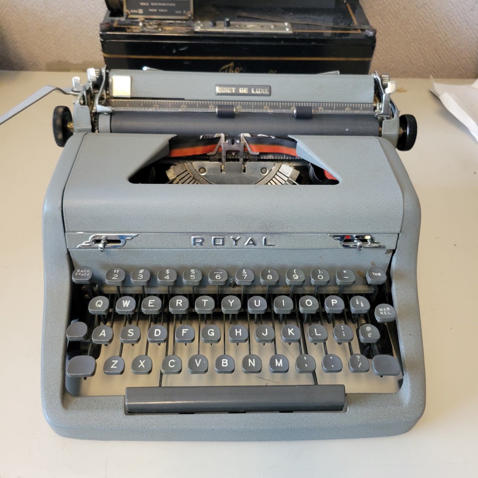 Vintage Royal QUIET DE LUXE Manual Portable Typewriter W Case 