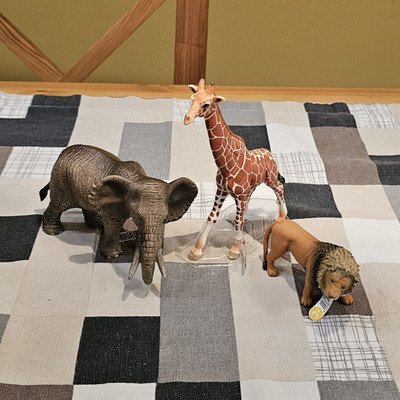 Schleich 3er Set Tierfiguren Elefant Giraffe Löwe Aufstellfiguren Thema Tiere