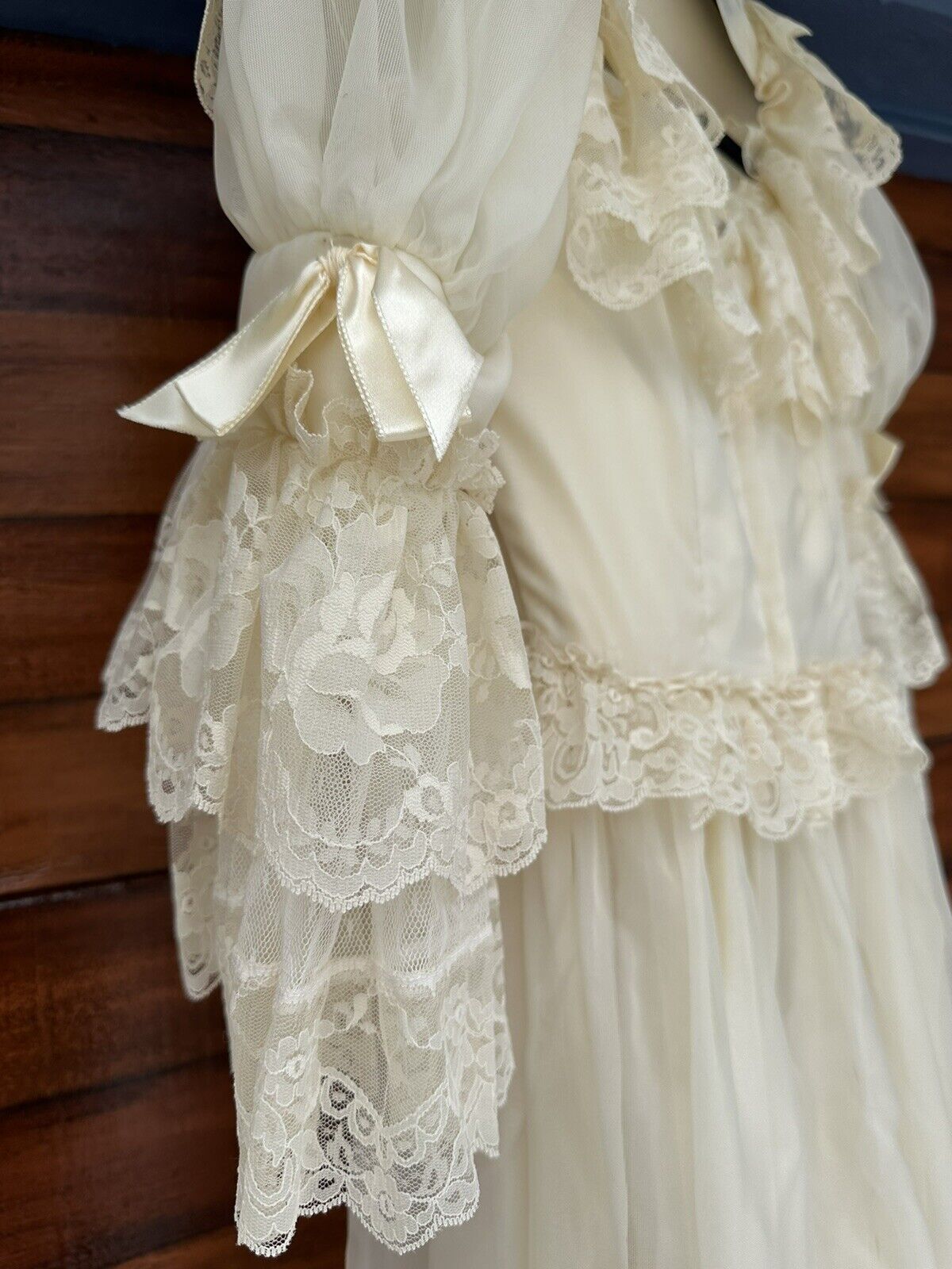 VINTAGE Loralie Wedding Dress Lace Puff Sleeves D… - image 10