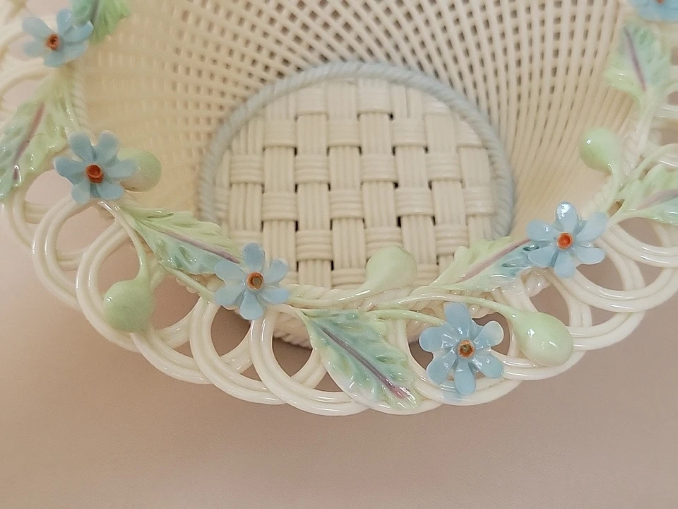 Cesta Belleek Fermanagh 6" cuenco tejido Forget Me Not Flowers hueso marfil irlandés Foto 3 de 4