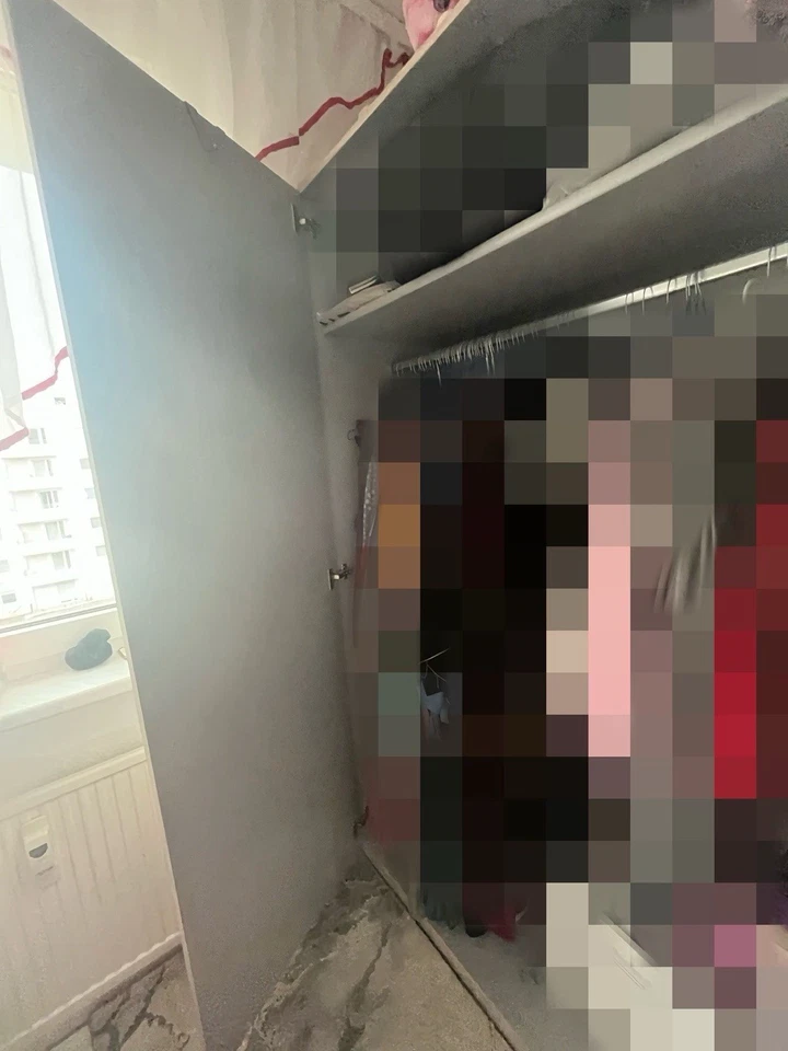 Großer 4 Türen Schrank mit Eine Große Spiegel Glas Und Innen Sehr Viel Platz - Bild 4 von 4