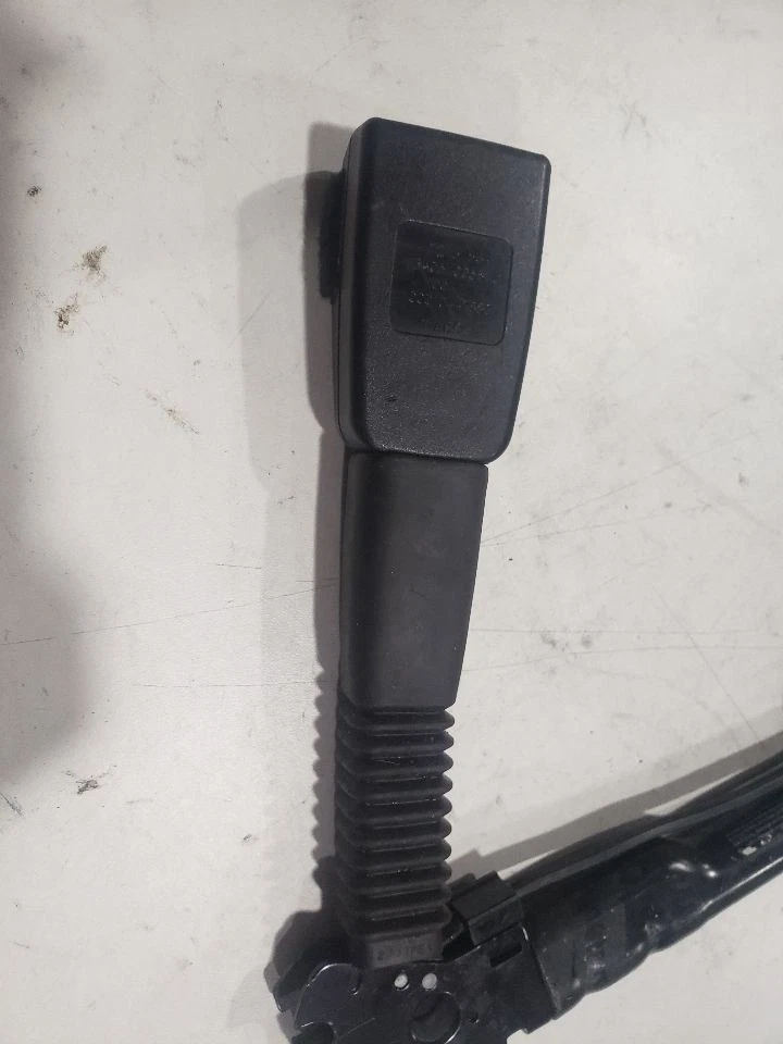 Fivela de cinto de segurança dianteiro direito - 2011 BMW 128I E82 - 09-16 FABRICANTE DE EQUIPAMENTO ORIGINAL 7213564 - Imagem 2 de 4