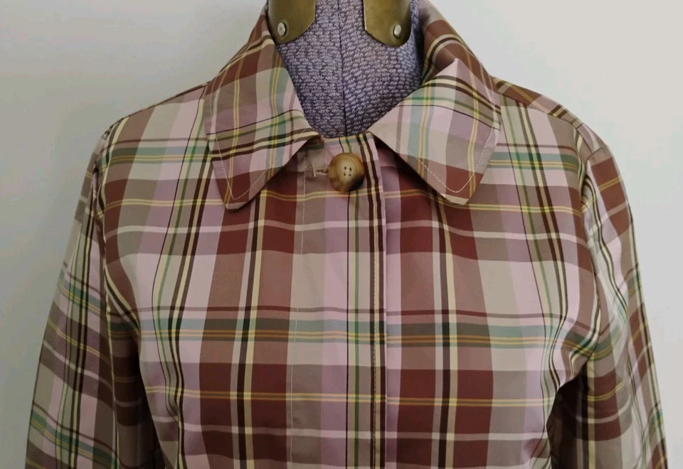 Jaqueta de chuva feminina vintage Gap trench coat rosa marrom xadrez Town & Country Cottage - Imagem 2 de 4