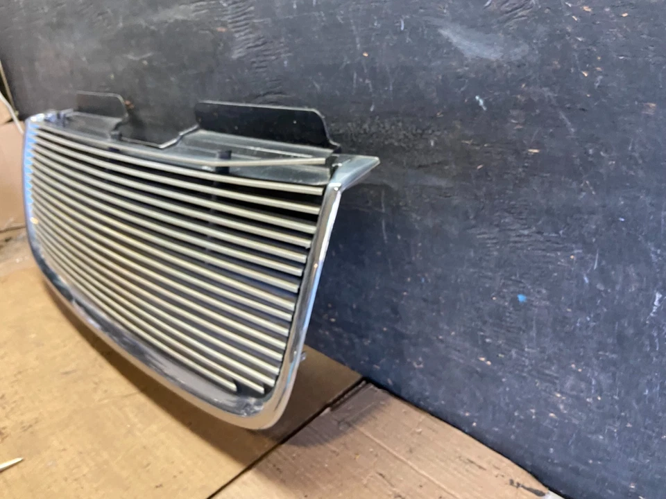 Parrilla superior delantera GMC Envoy 2002 a 2009 carcasa cromada R0007 GD Foto 2 de 4