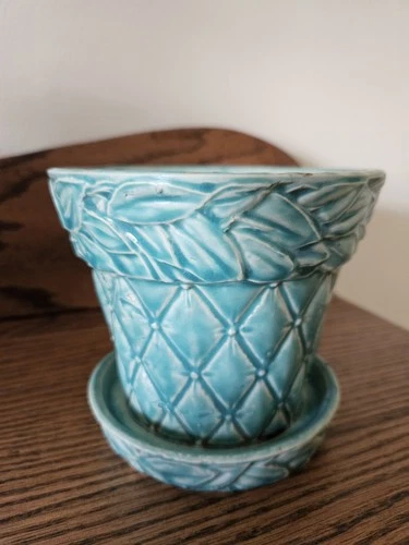 Vintage McCoy diamond/leaf pattern planter with attached saucer -4.5" Tall