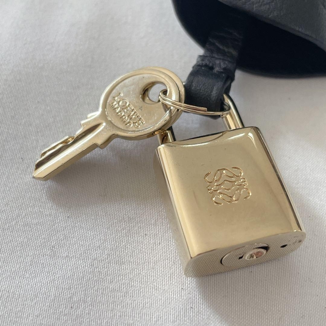 美品LOEWE ゴールド カデナ ネームタグ、クロシェット 美品LOEWE