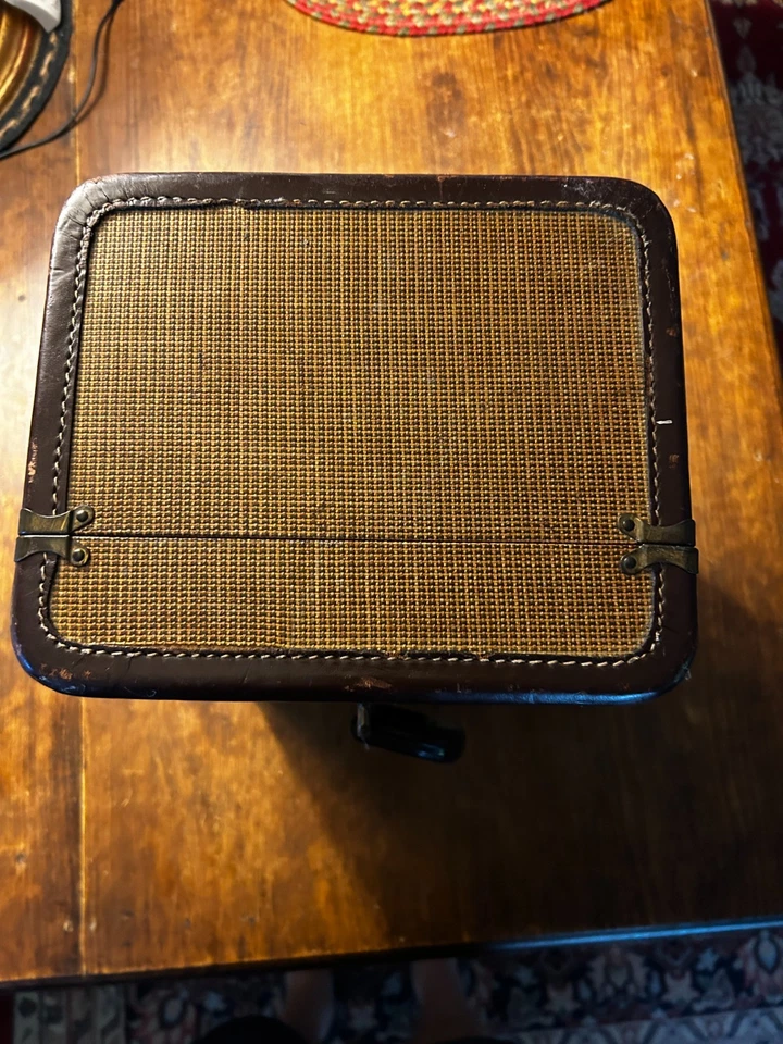 Vintage 1940-50's Small Cedar Lined Brown/Tan Tweed/Leather Trim/ Train case - Image 4 of 4