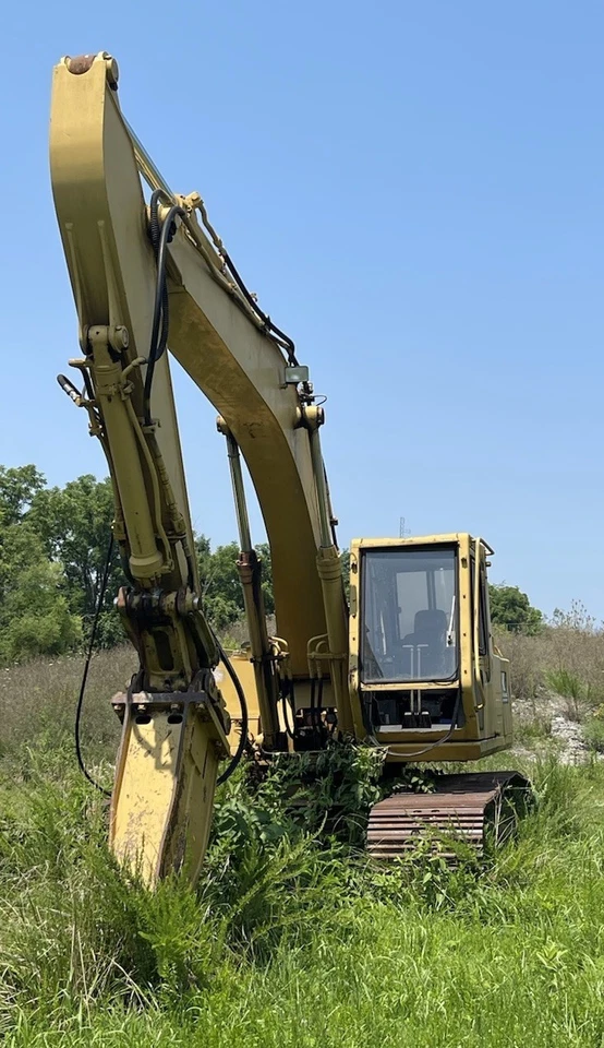excavadora de caja con cucharones y martillos Foto 2 de 4