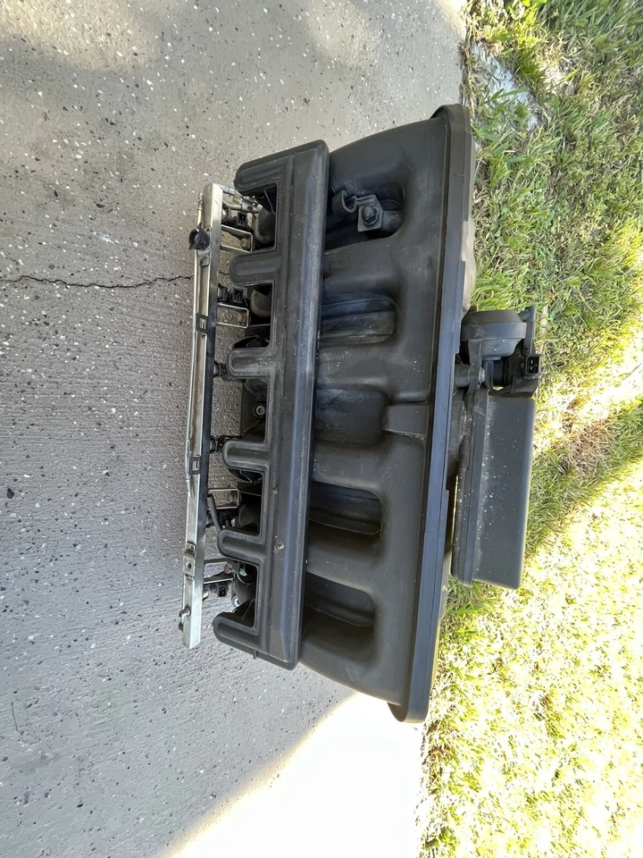 auto parts 2000 BMW 323i E46 OEM Intake Manifold With Throttle Body And Fuelrail - Image 2 of 3