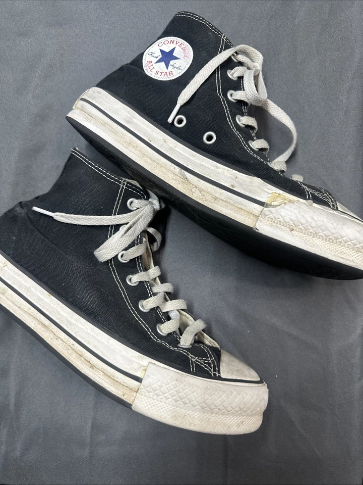 Zapatos negros Converse Chuck Taylor All Star de caña alta para niños grandes talla 4,5 - Usados Foto 2 de 4