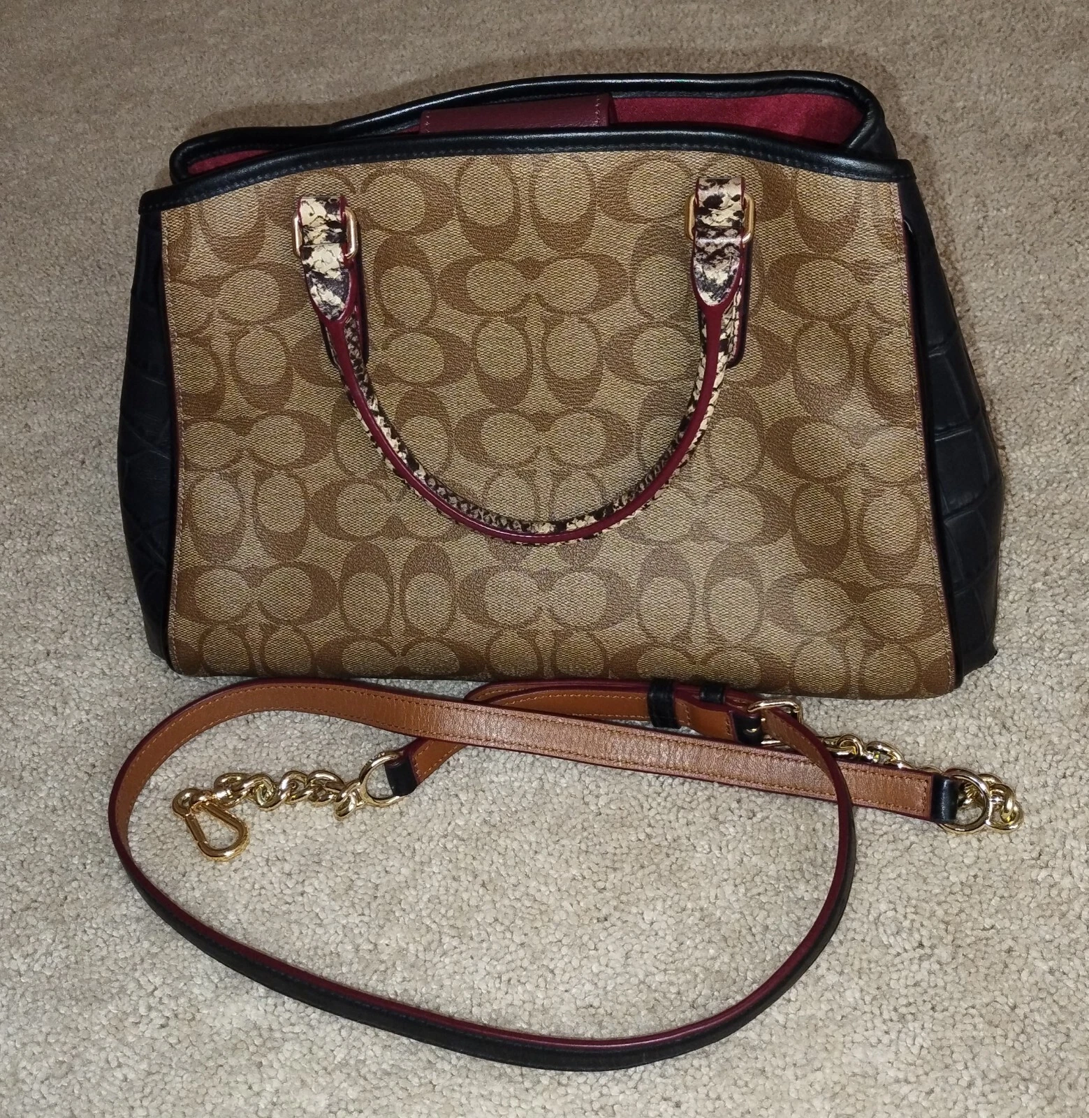 Borsa a tracolla Coach Margot firmata in pelle di serpente goffrata kaki e nera.