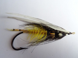 AN EARLY VINTAGE ARTIFICIAL GUT EYED SIZE 8/0 SALMON FLY LURE AKROYD PATTERN