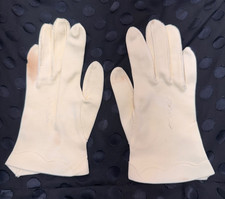 Vintage Women's Soft Cream Off White Hand Gloves with Scallop Detail