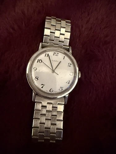 VINTAGE MEN'S 1980'S TIMEX WINDUP THICK CRYSTAL Runs. Stretches To 8”