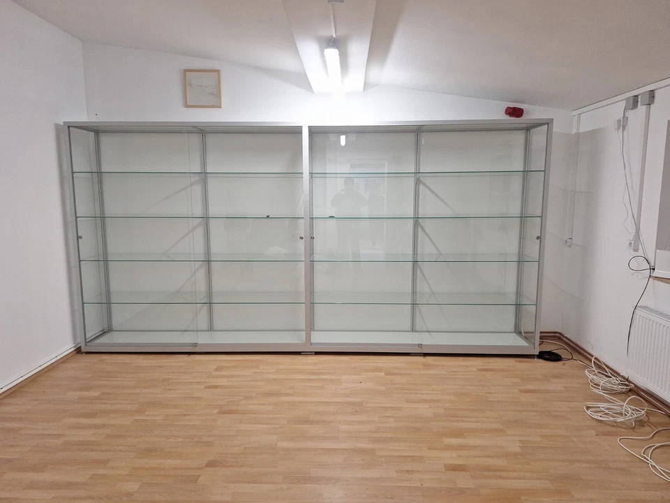 Sammelvitrine aus Glas für Legomodelle.