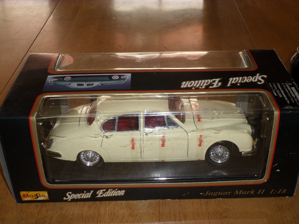 1959 JAGUAR Mark II, MAISTO DIE CAST METAL BODY - Model Car Toy