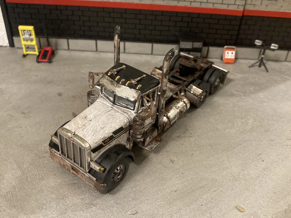 Литой ржавый выветренный полутрактор грузовик сарай Peterbilt 359 1:64 DCP - Изображение 3 из 4