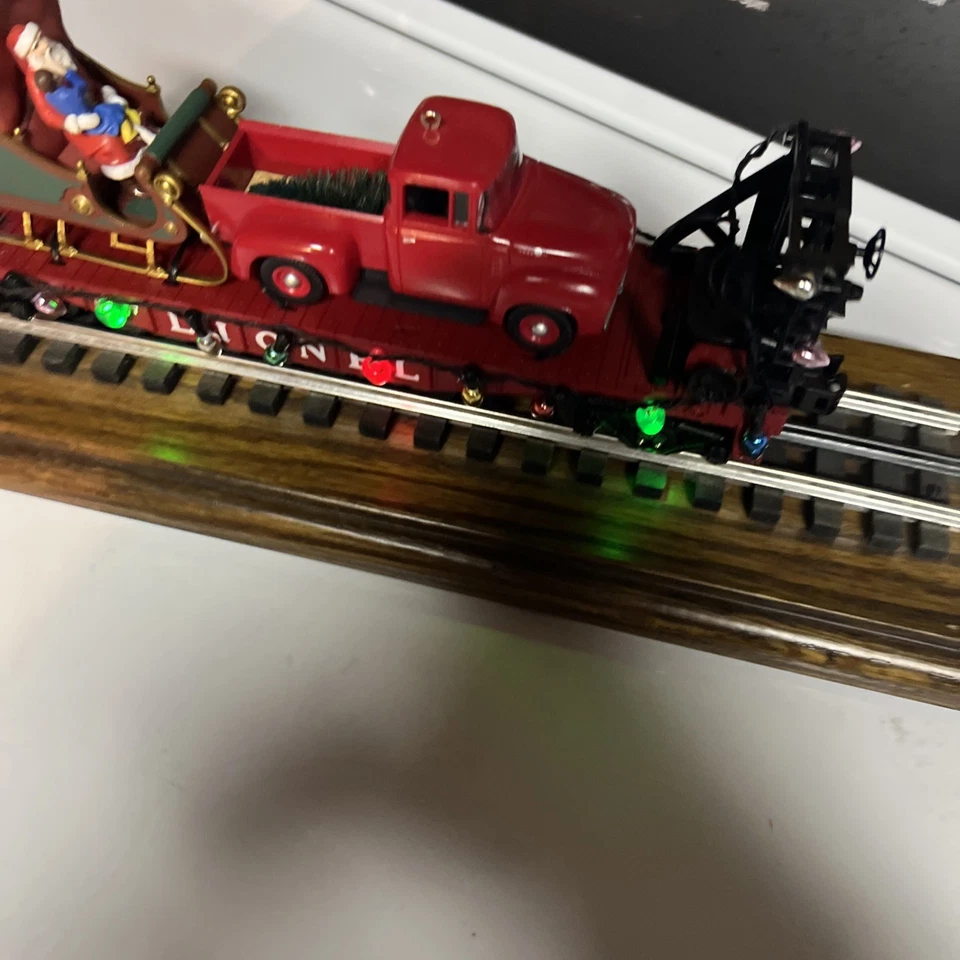 A LIONEL POLAR EXPRESS CHRISTMAS  ILLUMINATED   FLAT CAR  - O GAUGE -NEW - Image 3 of 4