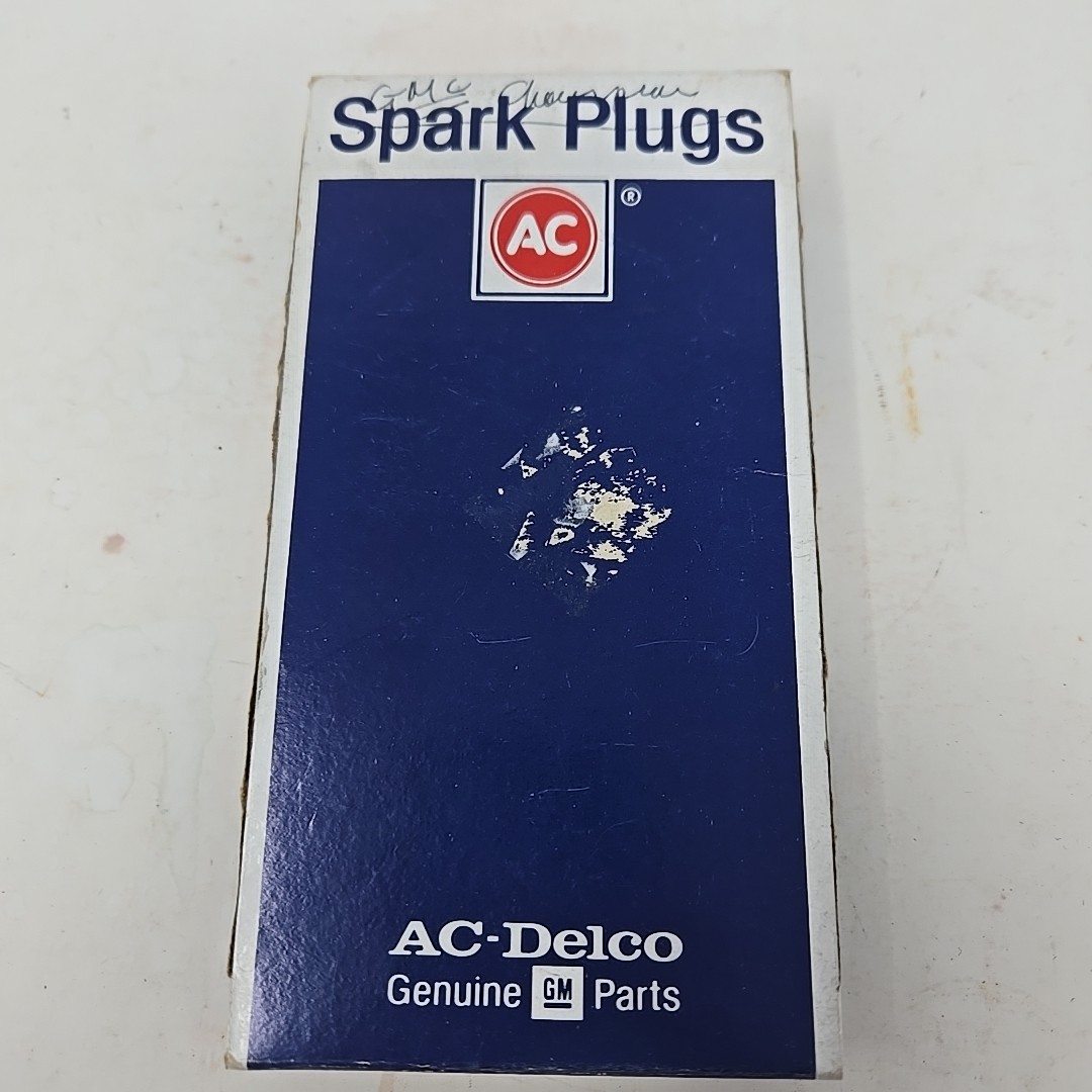 AC-Delco AC Spark Plug Division R45TS BOX SET OF 8 Plugs NOS Made in USA 5613957