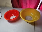 Pyrex 322 Red (1 L) & Pyrex 323 Yellow  (1.5 L)  Colored Pyrex mixing bowls Good