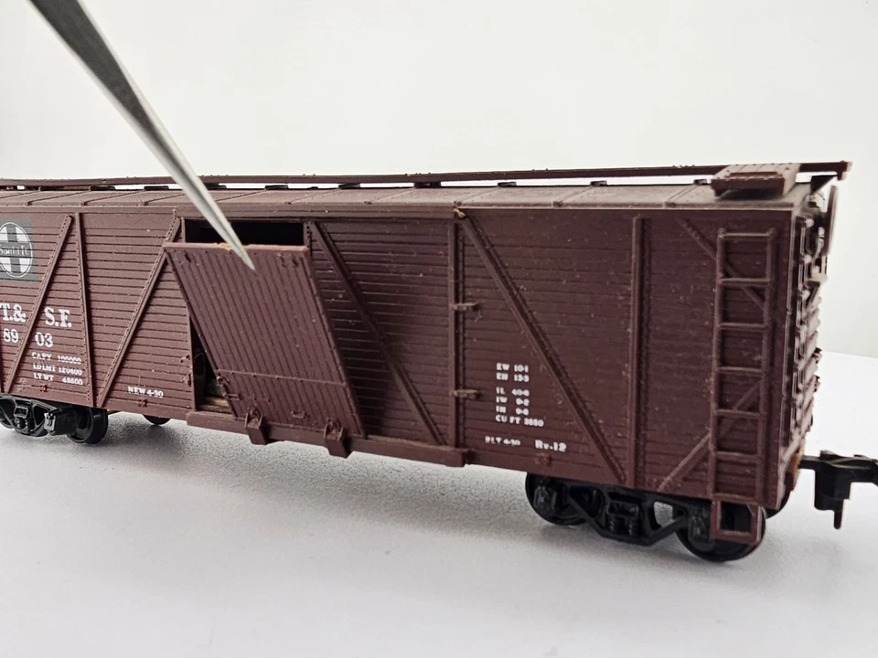 *READ Walthers HO Scale Santa Fe ATSF 128903 40' Single Sheathed Wood Box Car - Image 3 of 4