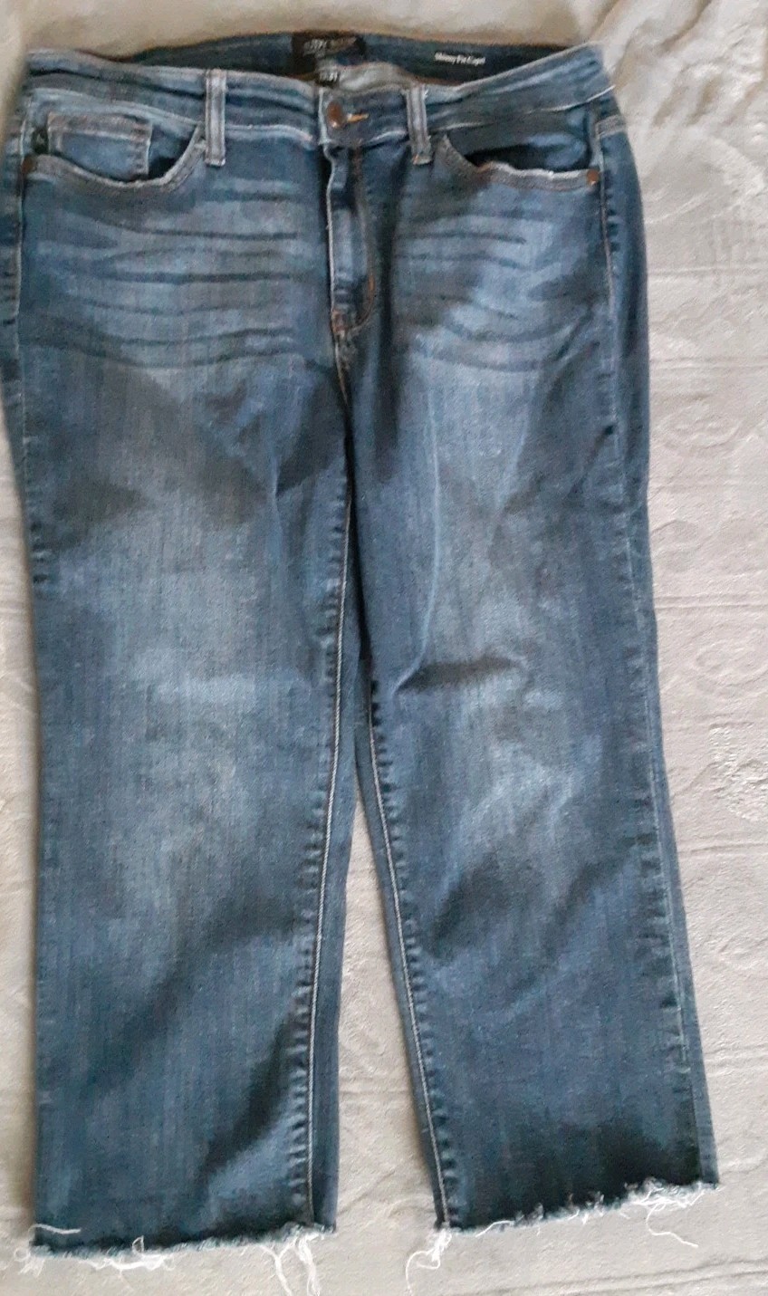 Judy Blue Women's 13/31 Skinny Fit  Capri Jeans Medium Wash