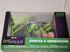 Funko Pop She-Hulk firmado por Tatiana Maslany con nombre de personaje y línea de película