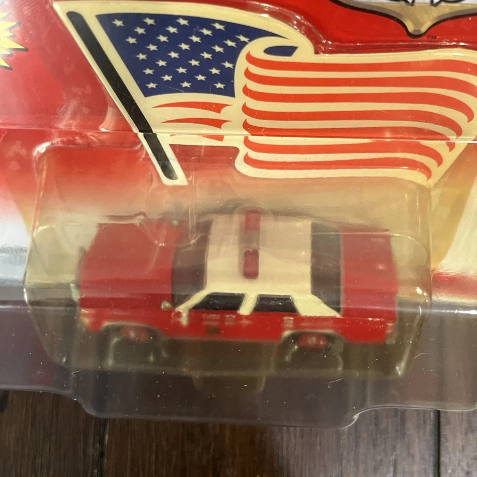 Johnny Lightning American Heroes EE. UU. 1990 Ford Victoria-Fire Chief rojo 1/64 Foto 3 de 4