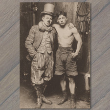 PEGATINA Circo Payaso Sombrero de copa Brazo Alrededor Boxer Hombre Fuerte Backstage Tienda