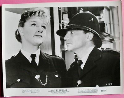 X535 2x US Pressefotos - CARRY ON CONSTABLE - 1961 Leslie Phillips / Shirley Eat