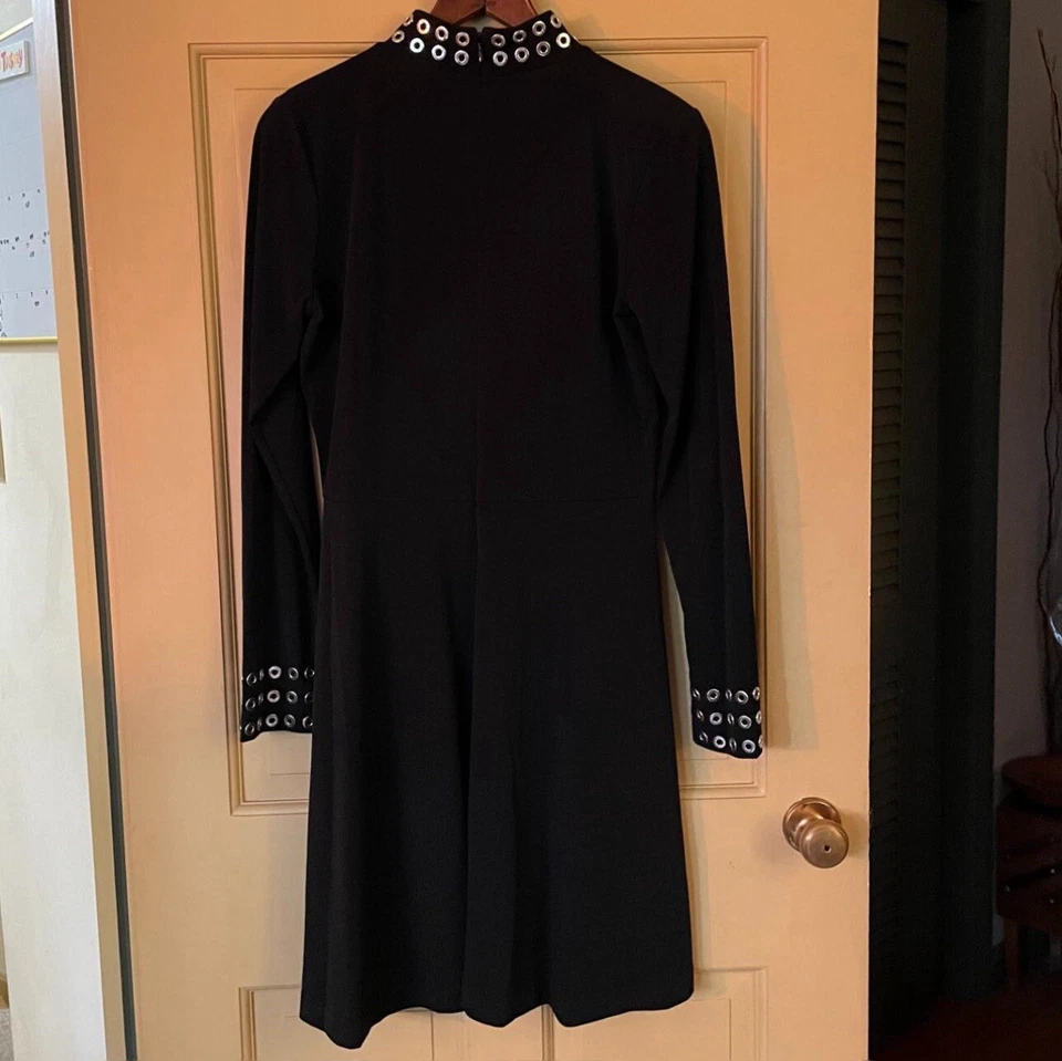 Vestido Michael Kors Nuevo con Etiquetas Mediano Negro Midi con Ojales Plateados en Cuello y Muñecas Foto 2 de 4