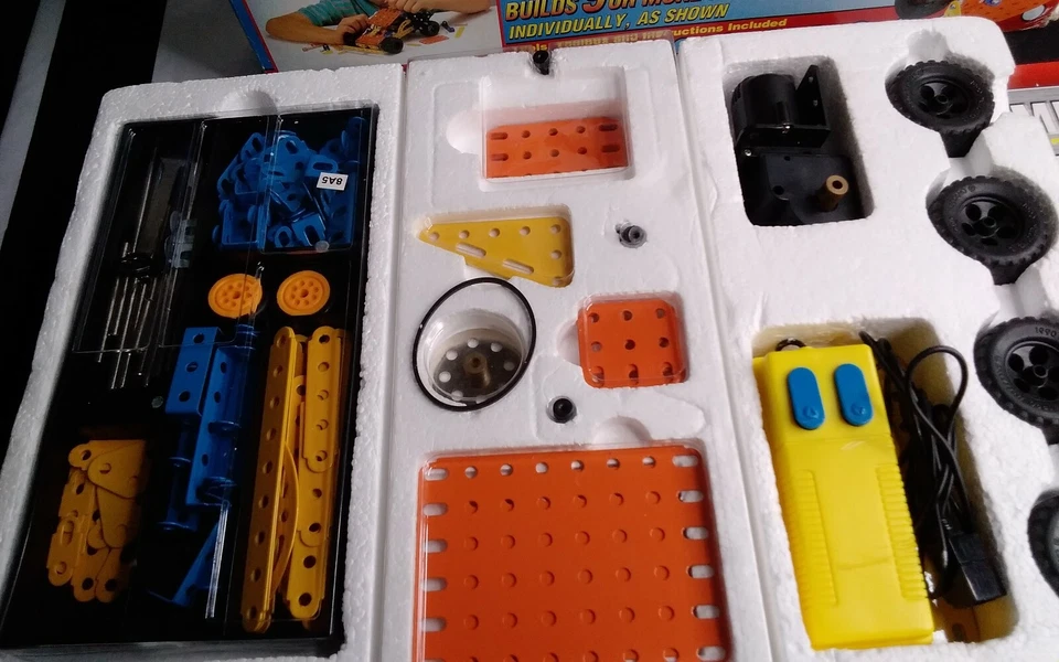 Vtg 1995 Radio Shack Exclusive Mek-struct Creative Steel Building System 370pts - Image 2 of 4