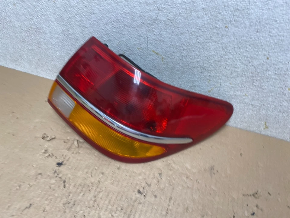 2000 至 2003 年土星 L L200 右乘客右手侧尾灯轿车 R8325 DW — 第 2/4 张图片