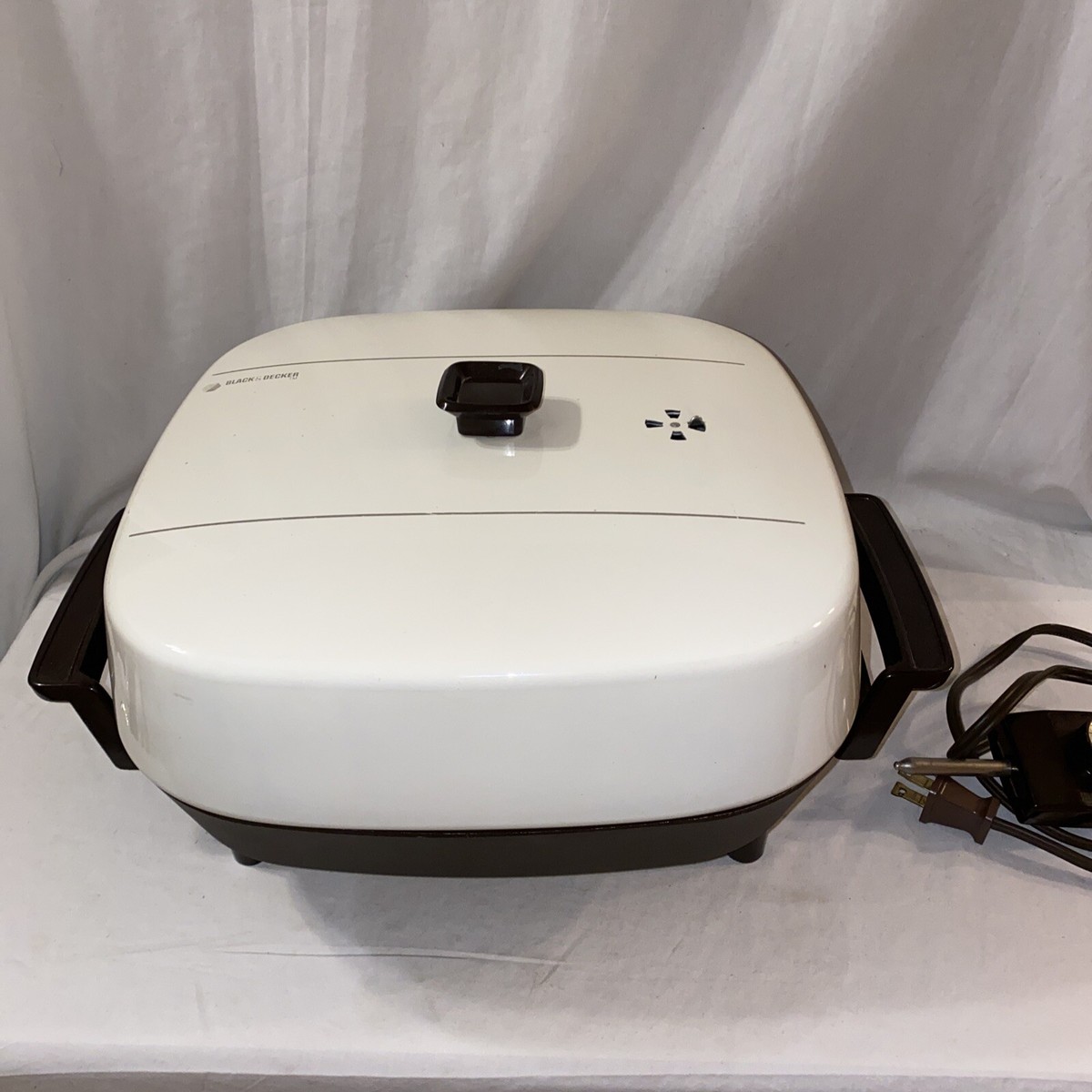 Vintage Black Decker Crocker Fry Pan Electric Skillet White Very Nice  7SK45D