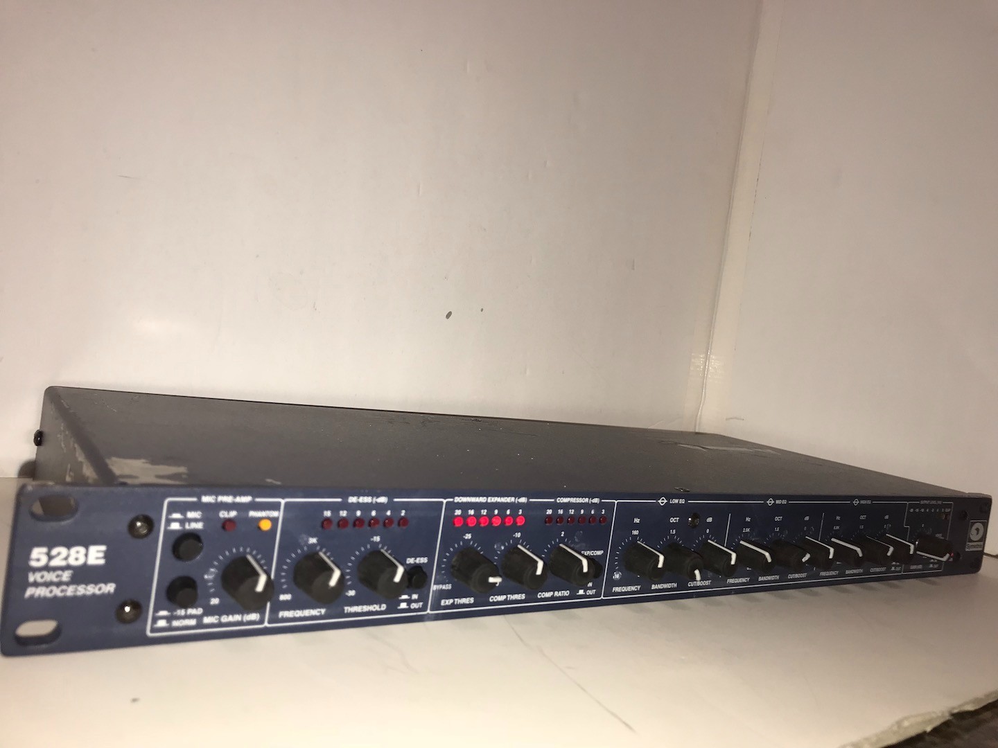 Symetrix 528E .110 to 230v .CHANNEL STRIP: MIC PREAMP, COMPRESSOR,